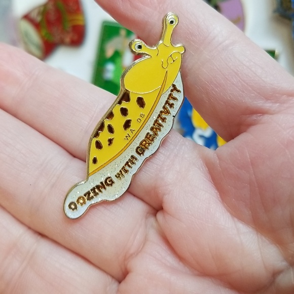 OOZING WITH CREATIVITY Snail ENAMEL CLOISONNE pin - Picture 3 of 3